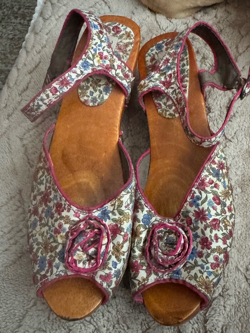 Vintage style Floral Pink Open-Toe Ankle-Strap Sandals with Rosette Accent